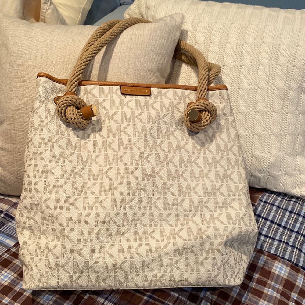 Michael Kors Super Cute Bag with dust cover. Rope handles.